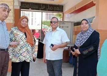 اكرام محمود فى جولة ميدانية لمدارس بنى مزار برفقة مدير عام الإدارة وائل أبو عيطة