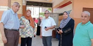 اكرام محمود فى جولة ميدانية لمدارس بنى مزار برفقة مدير عام الإدارة وائل أبو عيطة