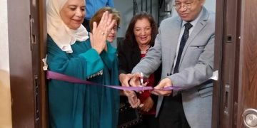 طائر السرد العربى المحلق  يغرد بسماء ش جامعة الدول