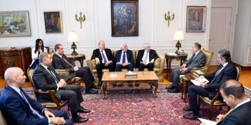 وزير الخارجية يستقبل وفد حركة فتح الفلسطينية