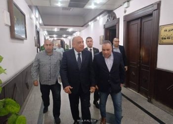 وزير الكهرباء يواصل جولاته الميدانية ويتفقد شركة جنوب القاهرة لتوزيع الكهرباء