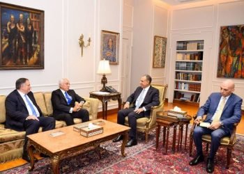 وزير الخارجية يستقبل مالك ورئيس مجلس إدارة مجموعة الشركات المعنية بتنفيذ مشروع الربط الكهربائى بين مصر واليونان