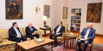 وزير الخارجية يستقبل مالك ورئيس مجلس إدارة مجموعة الشركات المعنية بتنفيذ مشروع الربط الكهربائى بين مصر واليونان