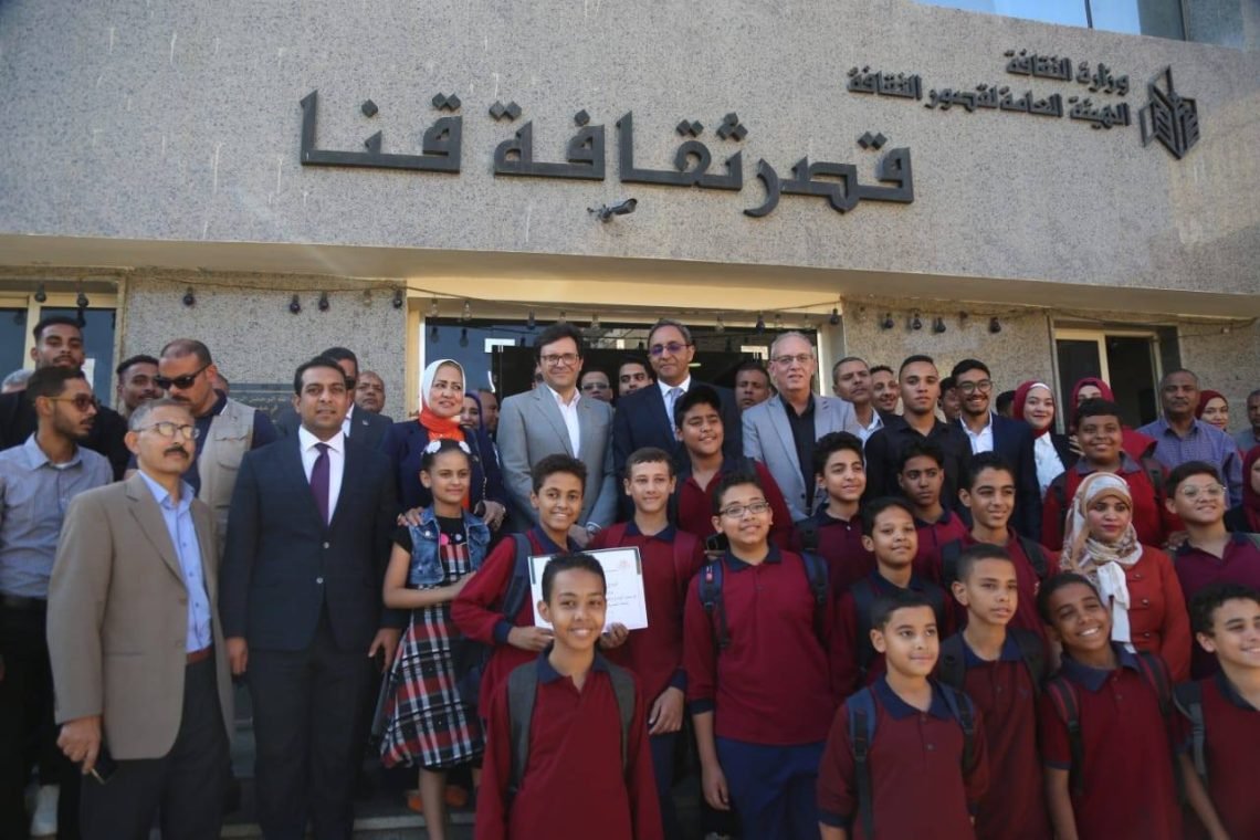 وزير الثقافة يبحث مع محافظ قنا تنفيذ عدد من المشروعات الثقافية لإلقاء الضوء على التراث الغني لمحافظة قنا