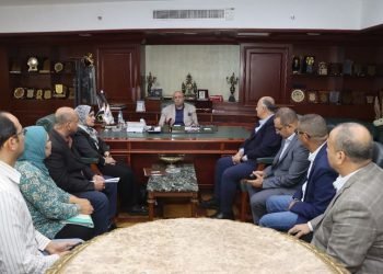 محافظ بني سويف يبحث مع مسؤولي مجموعة تيتان مستجدات التعاون المشترك في دعم منظومة المخلفات والقطاع الصحي