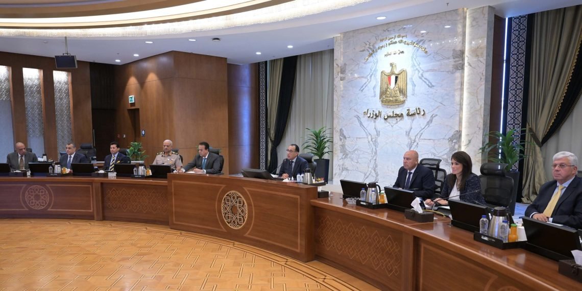 رئيس الوزراء يوجه الوزراء وجميع المسئولين المعنيين بالرد على ما يتم تداوله على وسائل التواصل الاجتماعى وشرح الأمور للمواطنين