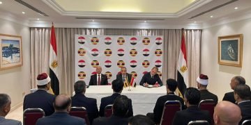 وزير الخارجية يلتقى بالجالية المصرية في أوغندا