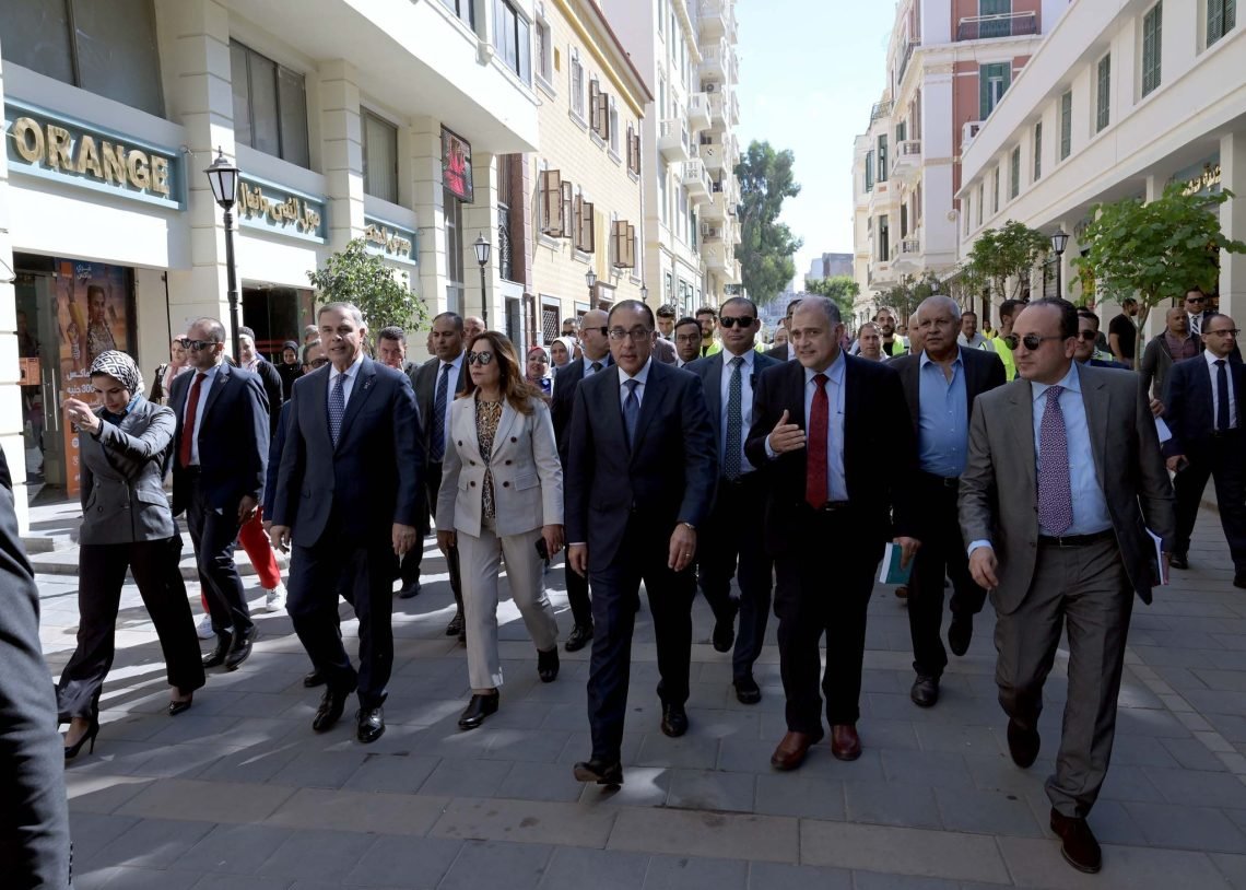 مدبولي: الإسكندرية تحظى بعدد كبير من مشروعات التطوير بما يُسهم في تعزيز المكانة الحضارية والثقافية والسياحية لتلك المحافظة العريقة