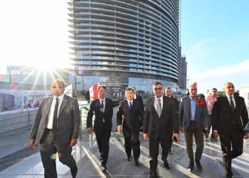 وزير الإسكان يصطحب نظيره الصيني فى جولة بأبراج الداون تاون وأبراج المنطقة الشاطئية ومشروعات مدينة العلمين الجديدة