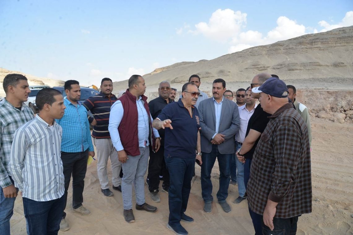 محافظ أسيوط يتفقد أعمال إنشاء طريق يربط قرى شرق النيل لمركزى القوصية وديروط بطول 5 كم بتكلفة 30 مليون جنيه