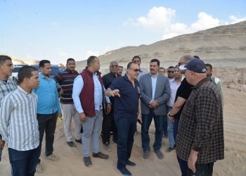 محافظ أسيوط يتفقد أعمال إنشاء طريق يربط قرى شرق النيل لمركزى القوصية وديروط بطول 5 كم بتكلفة 30 مليون جنيه