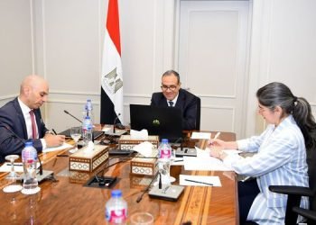 وزير الخارجية يعقد لقاءً افتراضياً مع رئيس المنتدى الاقتصادي العالمي