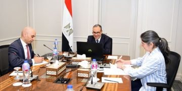 وزير الخارجية يعقد لقاءً افتراضياً مع رئيس المنتدى الاقتصادي العالمي