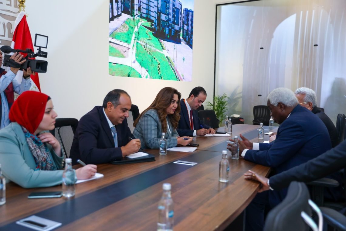 وزيرة التنمية المحلية تلتقي مع سكرتير عام منظمة المدن والحكومات المحلية المتحدة الأفريقية