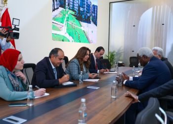 وزيرة التنمية المحلية تلتقي مع سكرتير عام منظمة المدن والحكومات المحلية المتحدة الأفريقية