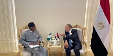 وزير الخارجية يلتقي مع وزير خارجية نيجيريا على هامش الاجتماع الوزاري التحضيري للقمة العربية الإسلامية في الرياض