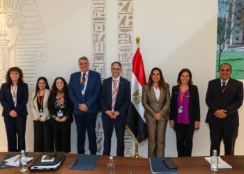 وزيرة التنمية المحلية تبحث مع وفد مقاطعة بافاريا الألمانية والممثل المقيم لمؤسسة هانس زايدل مجالات التعاون المشترك