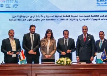 تعاون استراتيجي مع “إيدج” لاستخدام الروبوتات الجراحية والتقنيات المتقدمة