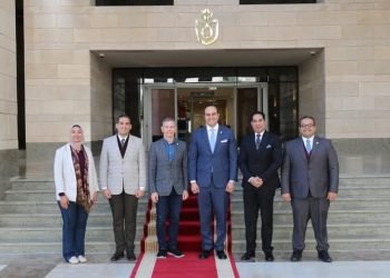 لافاتار يسليم الدكتور السبكي شهادة الجائزة الذهبية في الاستدامة الصحية