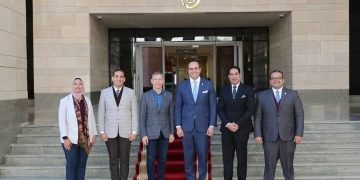 لافاتار يسليم الدكتور السبكي شهادة الجائزة الذهبية في الاستدامة الصحية