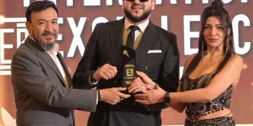 تكريم الإعلامي المصري كريم أسامة بجائزة التميز الدولية لعام 2024 في دبي