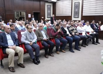 خلال لقائه بالأطقم الطبية بمعهد القلب القومي..