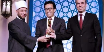 الدولة تكرم سامح حسين عن برنامج قطايف