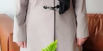 تهنئة الشاهد لموجه عام اللغة الإنجليزية بتعليم الجيزة