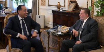 رئيس الوزراء يلتقي محافظ البنك المركزي لمتابعة عدد من الملفات