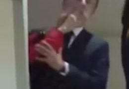 الرئيس الفرنسى ماكرون يتلقى صفعة من زوجته  خلال نزولهما من الطائرة فى فيتنام