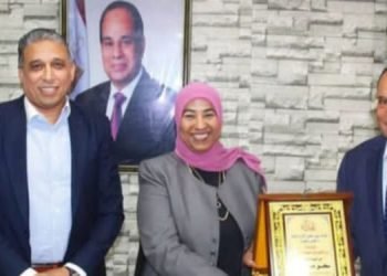 درع التميز لمدير الشئون التنفيذية  بتعليم الجيزة