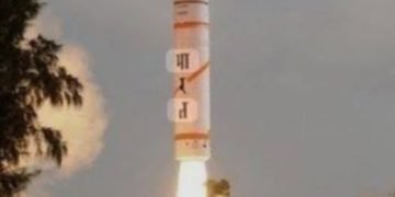 صواريخ تدافع عن كرامتها فى مواجهة  أخرى فقدت ا لكرامة والهوية 