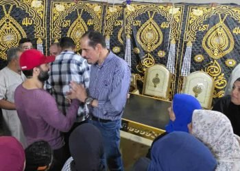 بالهتافات والزغاريد استقبال حافل من الأهالي لمقر اقامه (جاد) ويطالبونه بالترشح للانتخابات البرلمانية