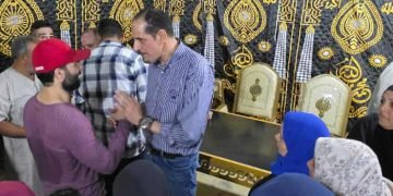 بالهتافات والزغاريد استقبال حافل من الأهالي لمقر اقامه (جاد) ويطالبونه بالترشح للانتخابات البرلمانية