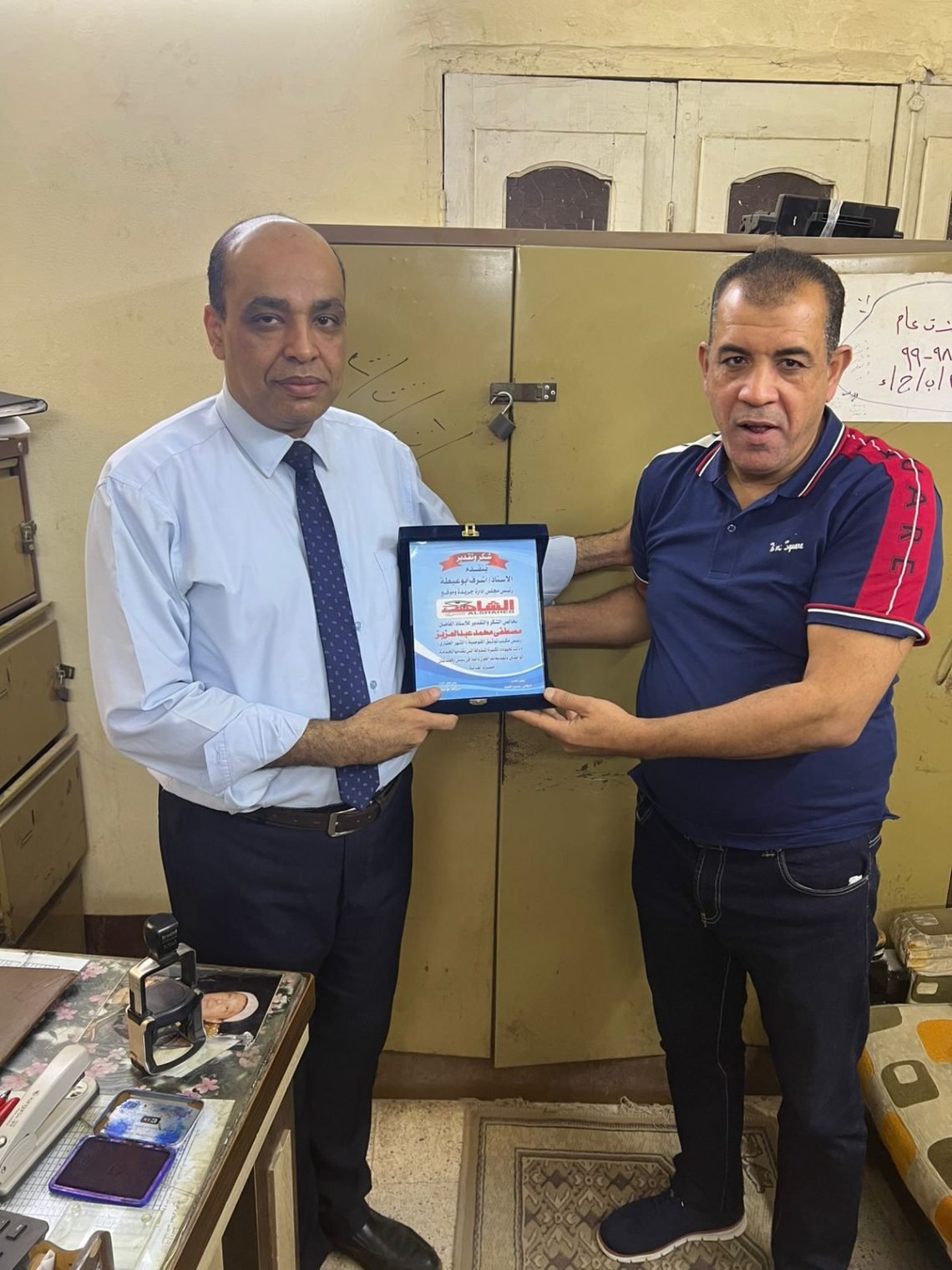 رئيس مجلس الإدارة يكرم رئيس مكتب الشهر العقاري بالقوصية