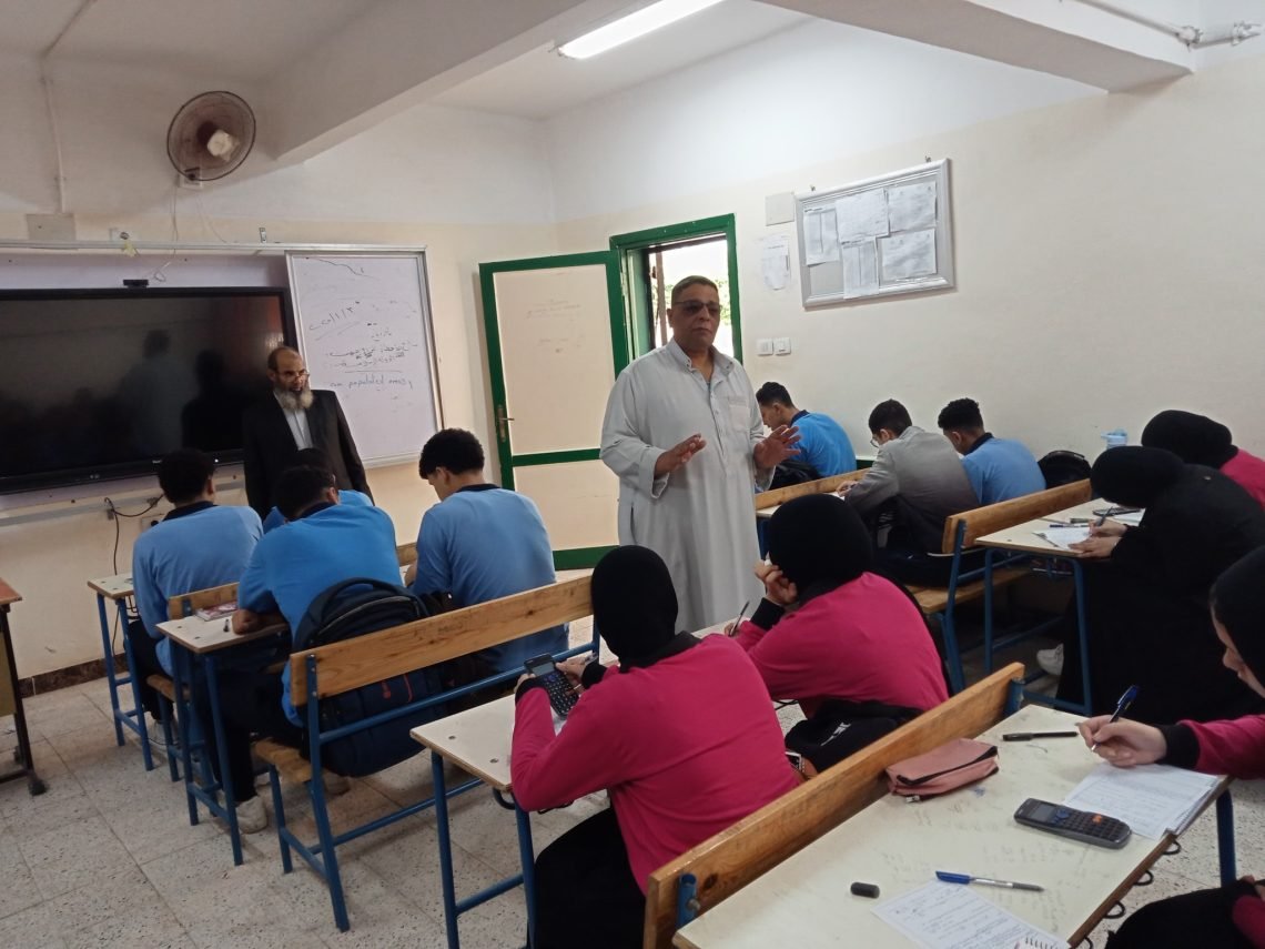 السعدني رئيس مجلس الاباء و متابعه سير العملية التعليمية بمدرسة احمد نبيل عمارة