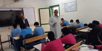 السعدني رئيس مجلس الاباء و متابعه سير العملية التعليمية بمدرسة احمد نبيل عمارة