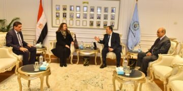 محافظ أسيوط ونائب وزير الاتصالات يبحثان جهود الرقمنة وخطة التطوير المؤسسي الرقمي للمحافظة ومقترح إطلاق أول مركز متكامل للذكاء الاصطناعي بالصعيد