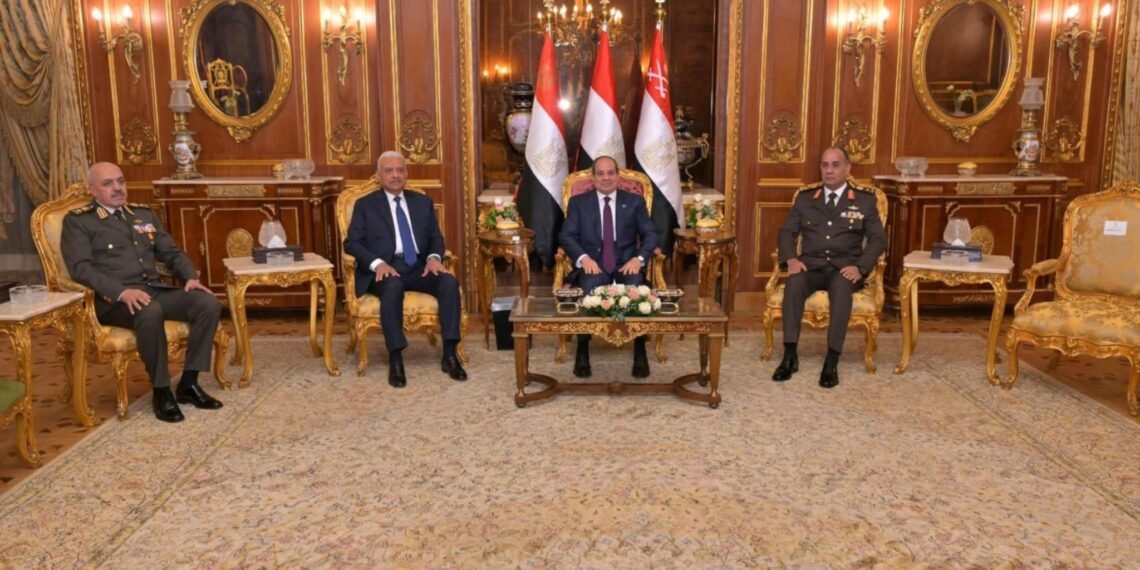 الرئيس السيسى يكرم  الفريق أول عبد المجيد صقر وزير الدفاع السابق