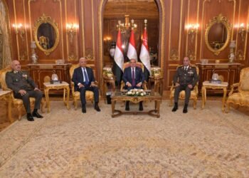 الرئيس السيسى يكرم  الفريق أول عبد المجيد صقر وزير الدفاع السابق