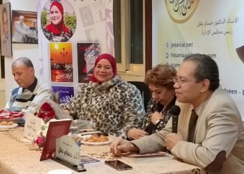 ” ثرثرة قلم أحمر ”  مائدة ثقافية جمعت صفوة المجتمع الثقافى والإعلامى  