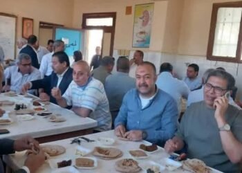 معلمو أهناسيا الثانوية يعلنون دعمهم لابنتهم ” بوجبة فول رئيسة ” بحفل معاش زملائهم