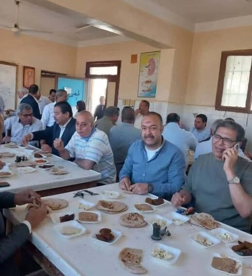 معلمو أهناسيا الثانوية يعلنون دعمهم لابنتهم ” بوجبة فول رئيسة ” بحفل معاش زملائهم